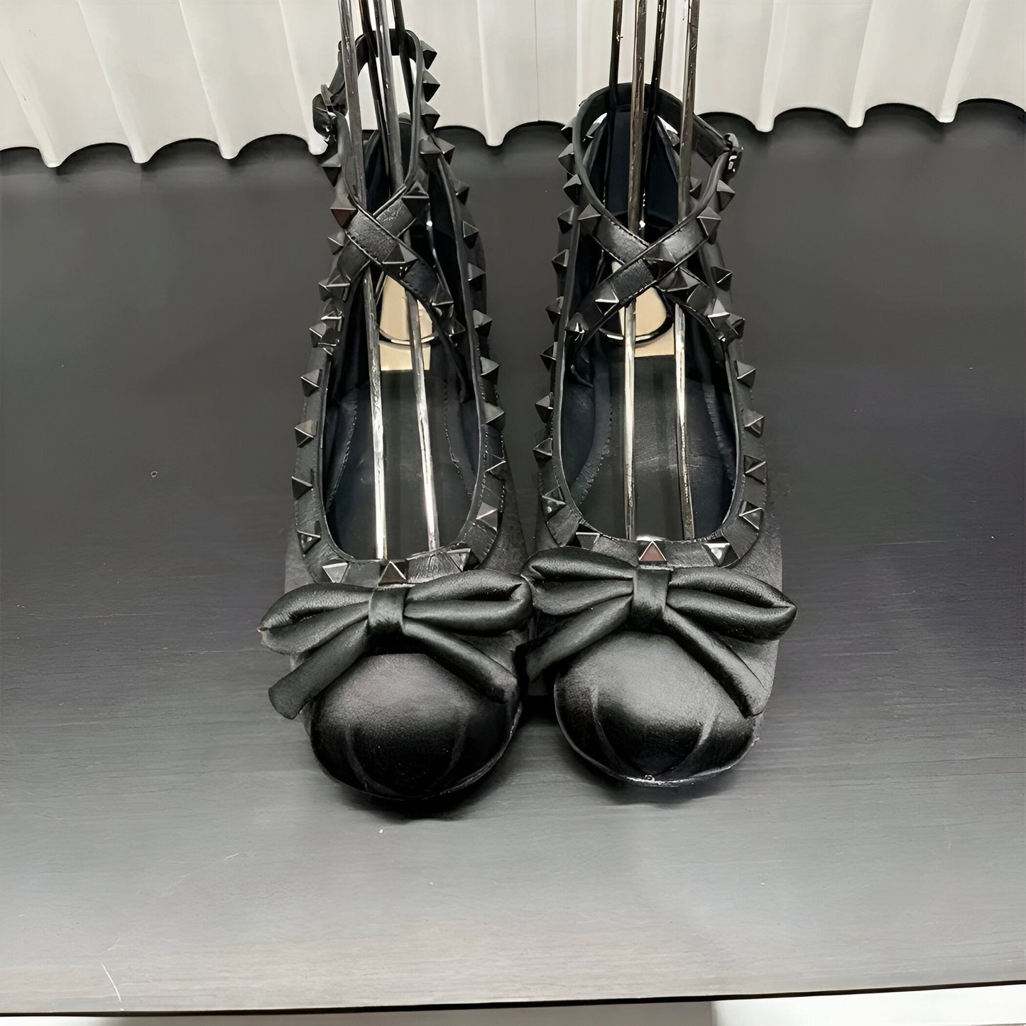 Nova Ballerines en Simili Cuir Satiné, Nœud et Clous
