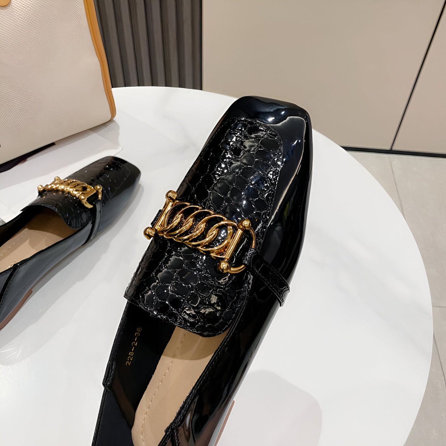 Luxelle Mocassins Femme Cuir Verni Chaîne Dorée
