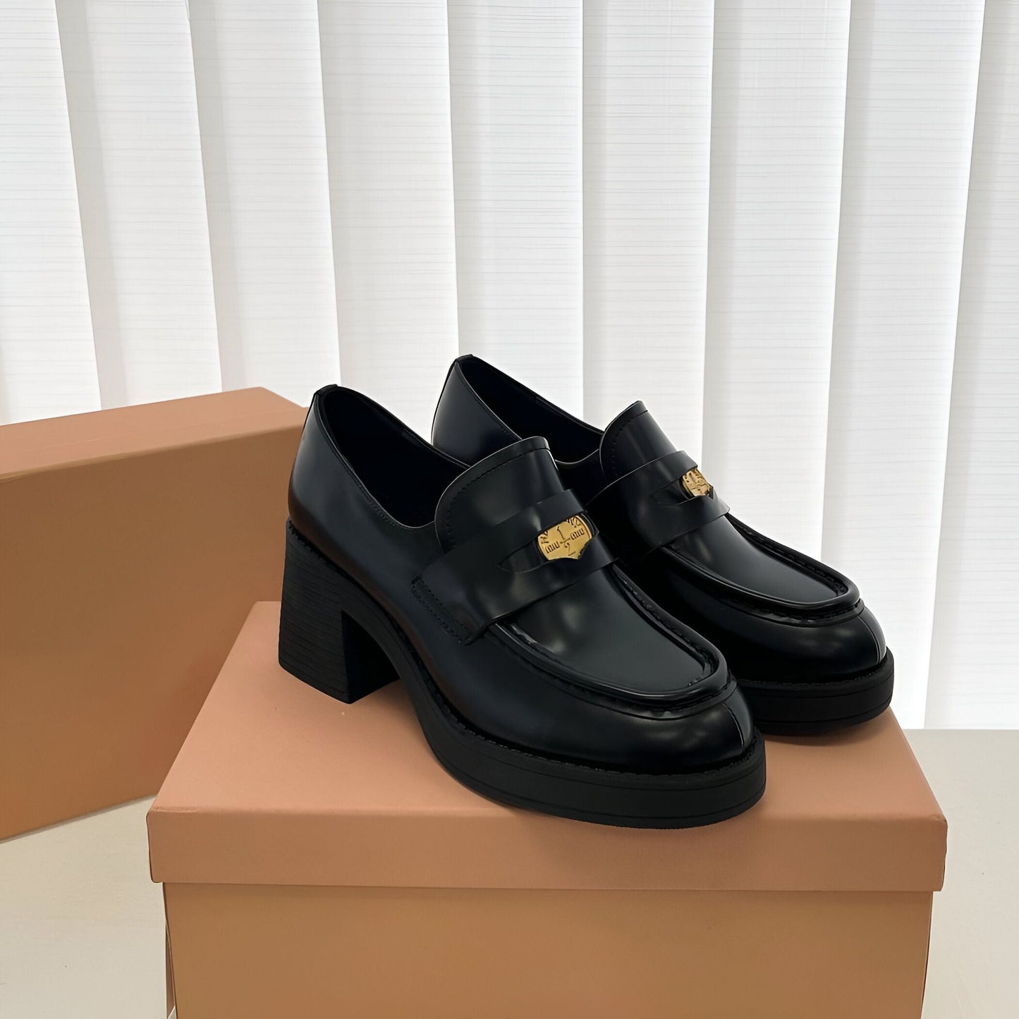Nova Mocassins Femme Cuir Noir Talon Carré Or