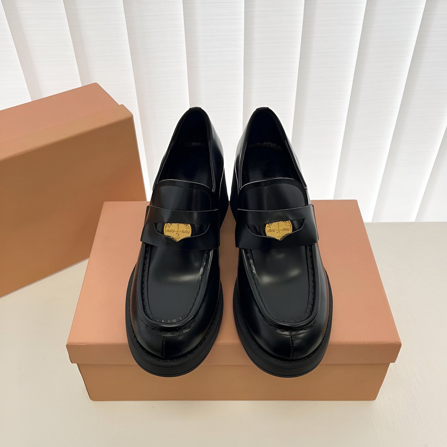 Nova Mocassins Femme Cuir Noir Talon Carré Or