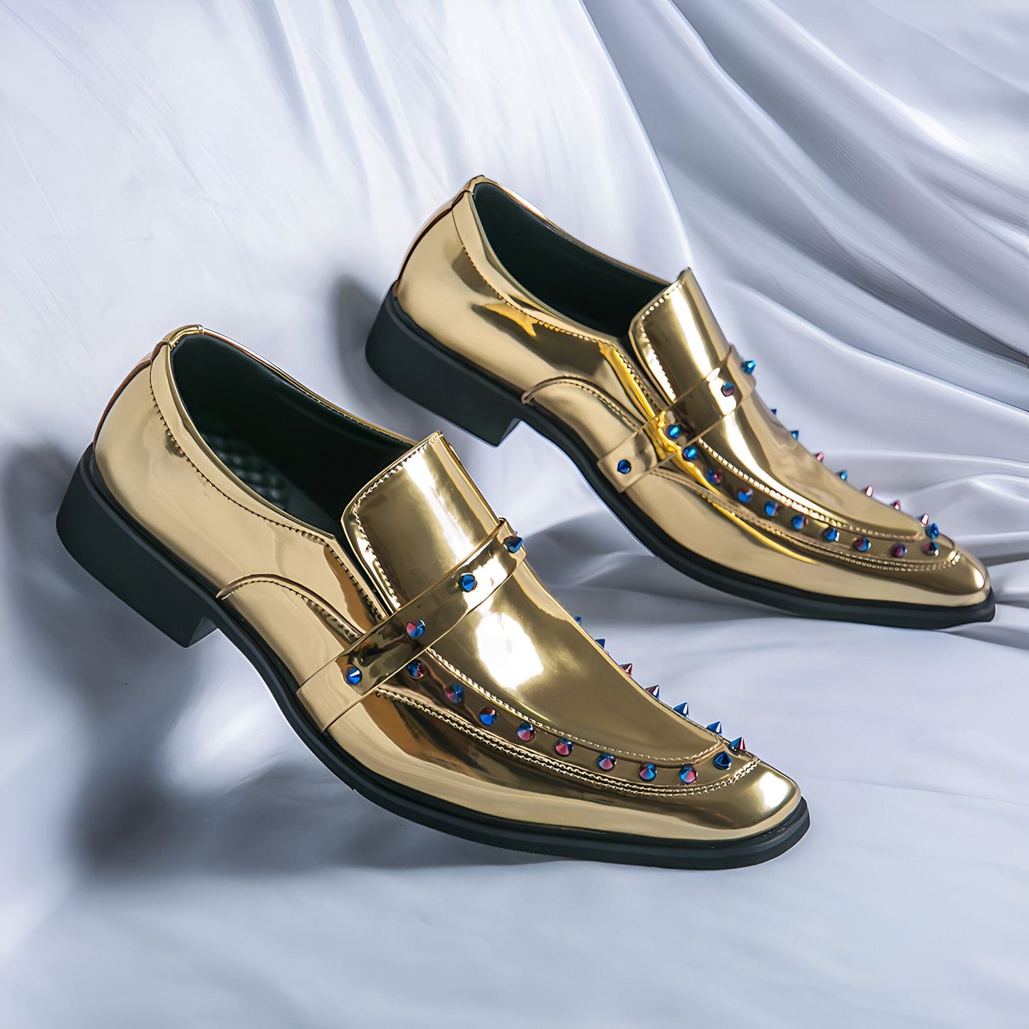 Luxe Mocassins Homme Dorés – Clous Détailés Élégants