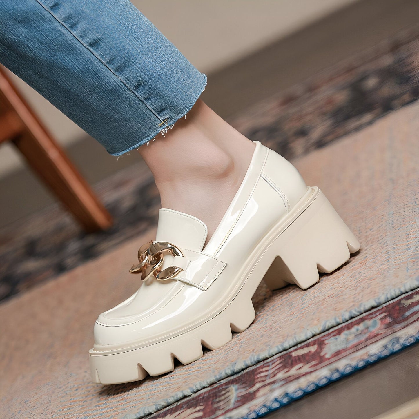 LX Mocassins noirs talons épais cuir verni chaîne dorée