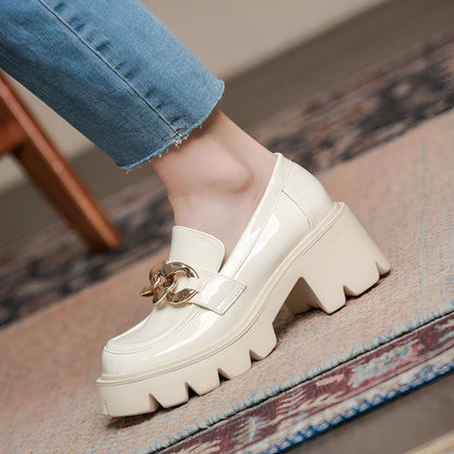 LX Mocassins noirs talons épais cuir verni chaîne dorée