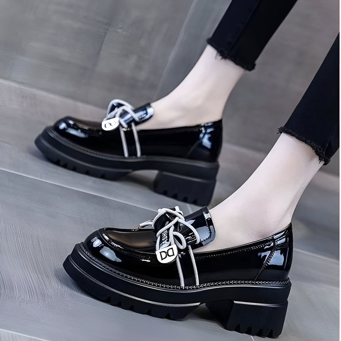 NovaLine Mocassins noirs brillants femme talon épais