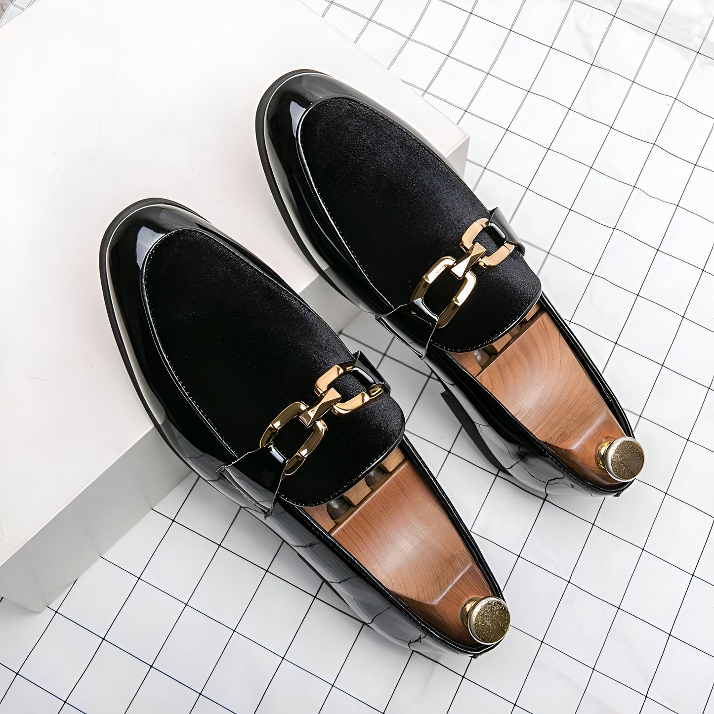 Luxe Mocassins: Noirs Vernis Velours Doré Élégants