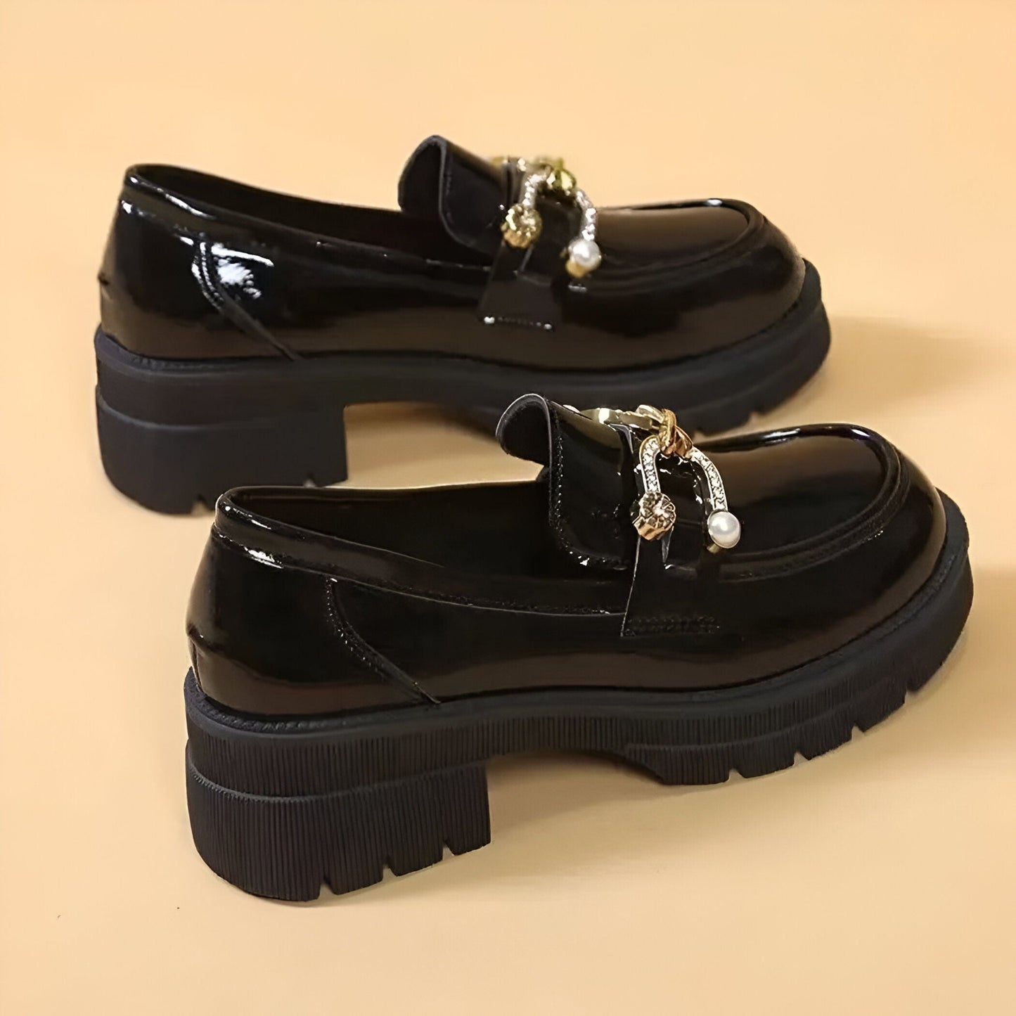 LuxePieds Mocassins noirs vernis femme – détails dorés