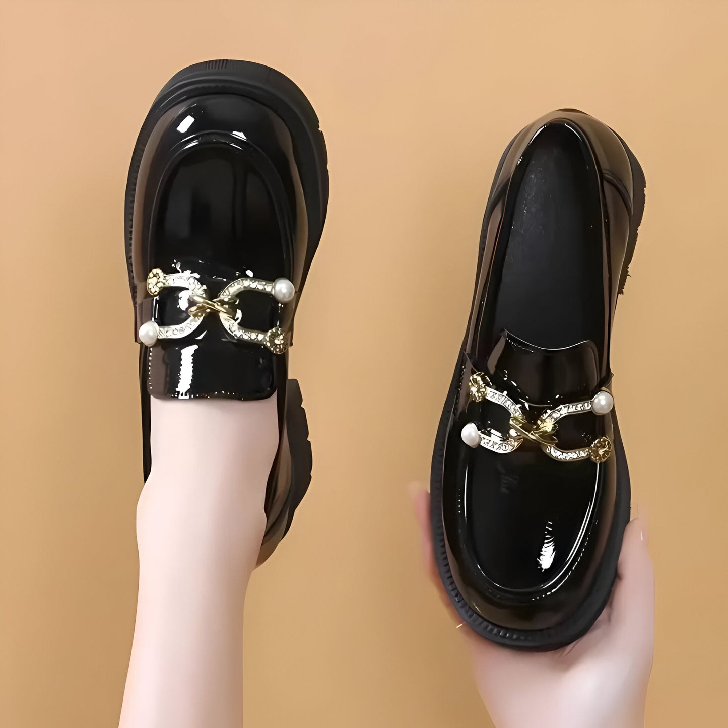 LuxePieds Mocassins noirs vernis femme – détails dorés