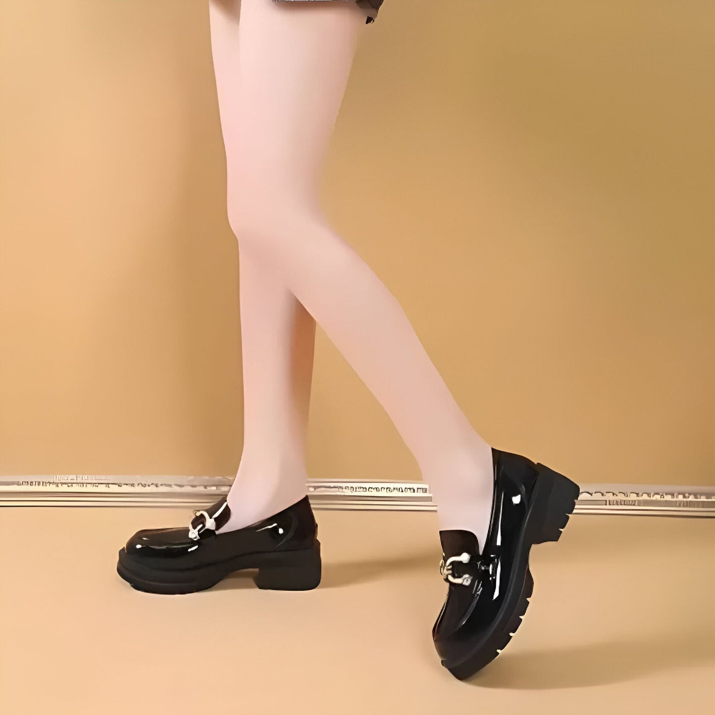 LuxePieds Mocassins noirs vernis femme – détails dorés