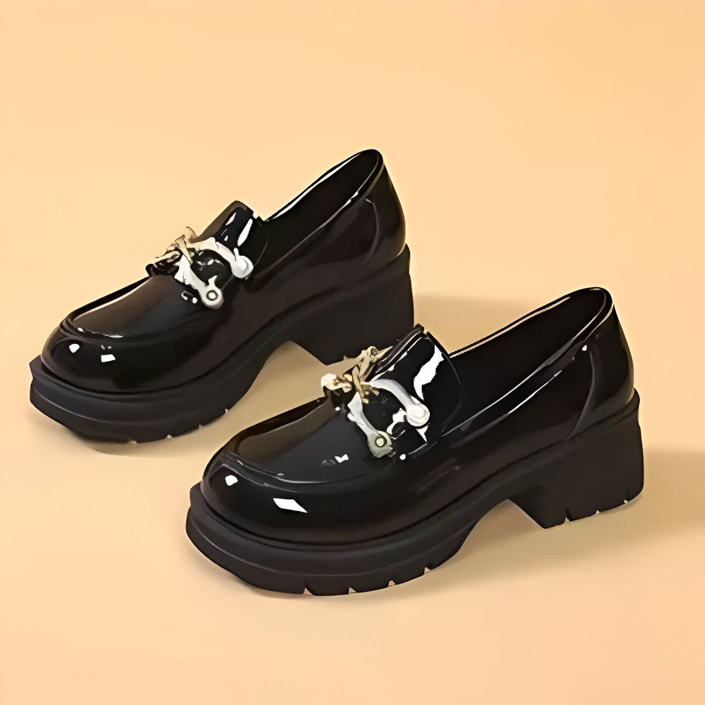 LuxePieds Mocassins noirs vernis femme – détails dorés